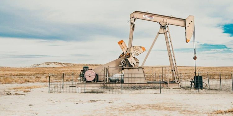 Oil and natural gas: Oil is back below the $83.00 level